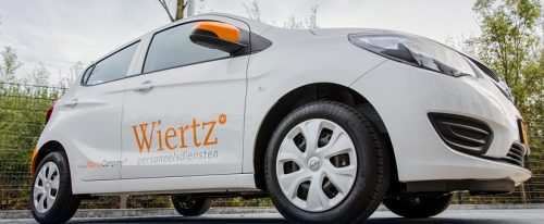 Uitzendkrachten geheel in stijl naar het werk